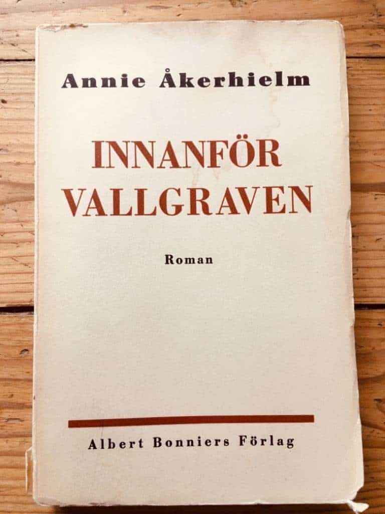 Annie Åkerhielm : Innanför vallgraven