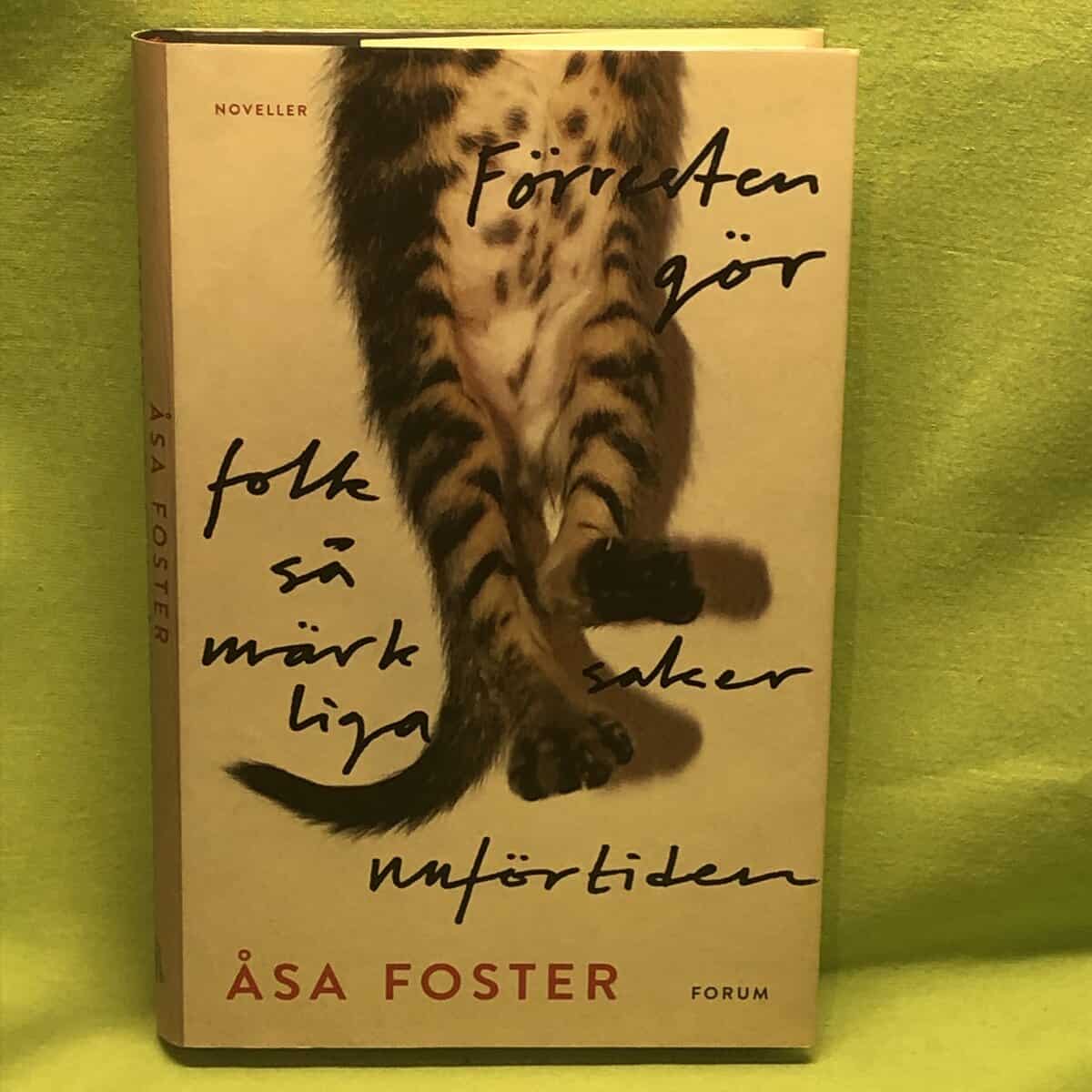 Åsa Foster : Förresten gör folk så märkliga saker nuförtiden