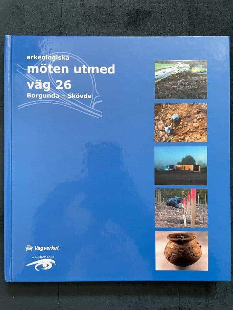 Ask, Christer ; Berglund, Anders ; Västergötlands museum : Arkeologiska möten utmed väg 26