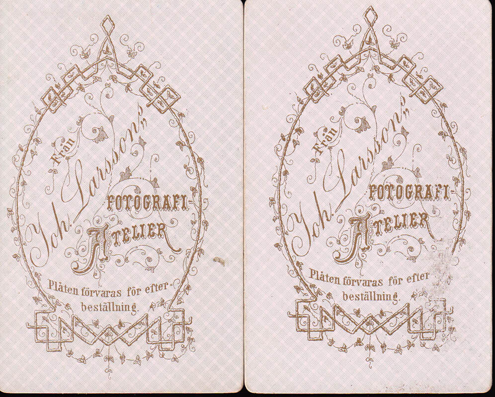 [Ateljéfotografi ; Kabinettfotografi ; 2 st] : Johan Larsson (1848-?) Hudiksvall (fotograf)