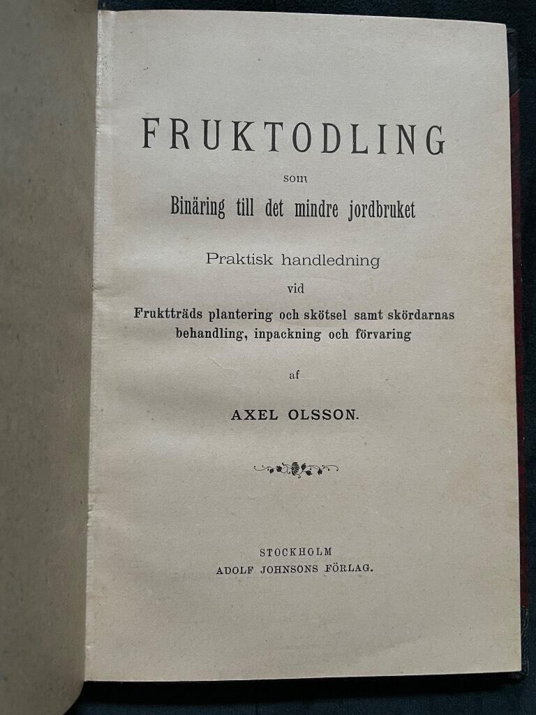 Axel Olsson : Fruktodling som binäring till det mindre jordbruket. Praktisk handledning vid fruktträds plantering och skötsel samt skördarnas behandling, inpackning och förvaring.