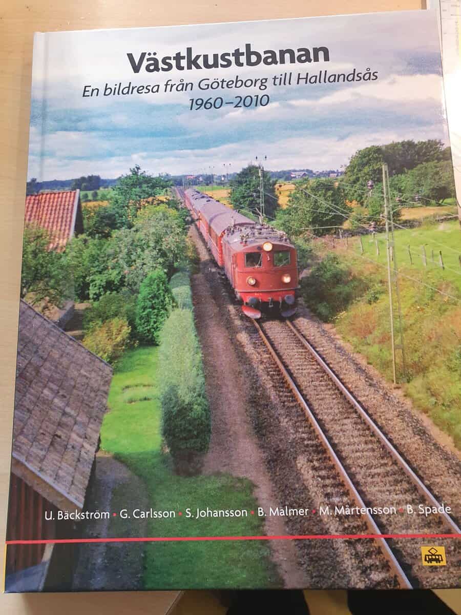 Bäckström, Ulf ; Carlsson, Gösta ; Johansson, Stig ; Malmer, Björn ; Mårtensson, Mårten ; Spade, Bengt : Västkustbanan : en bildresa från Göteborg till Hallandsås 1960-2010
