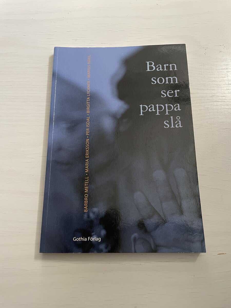 Barn som ser pappa slå