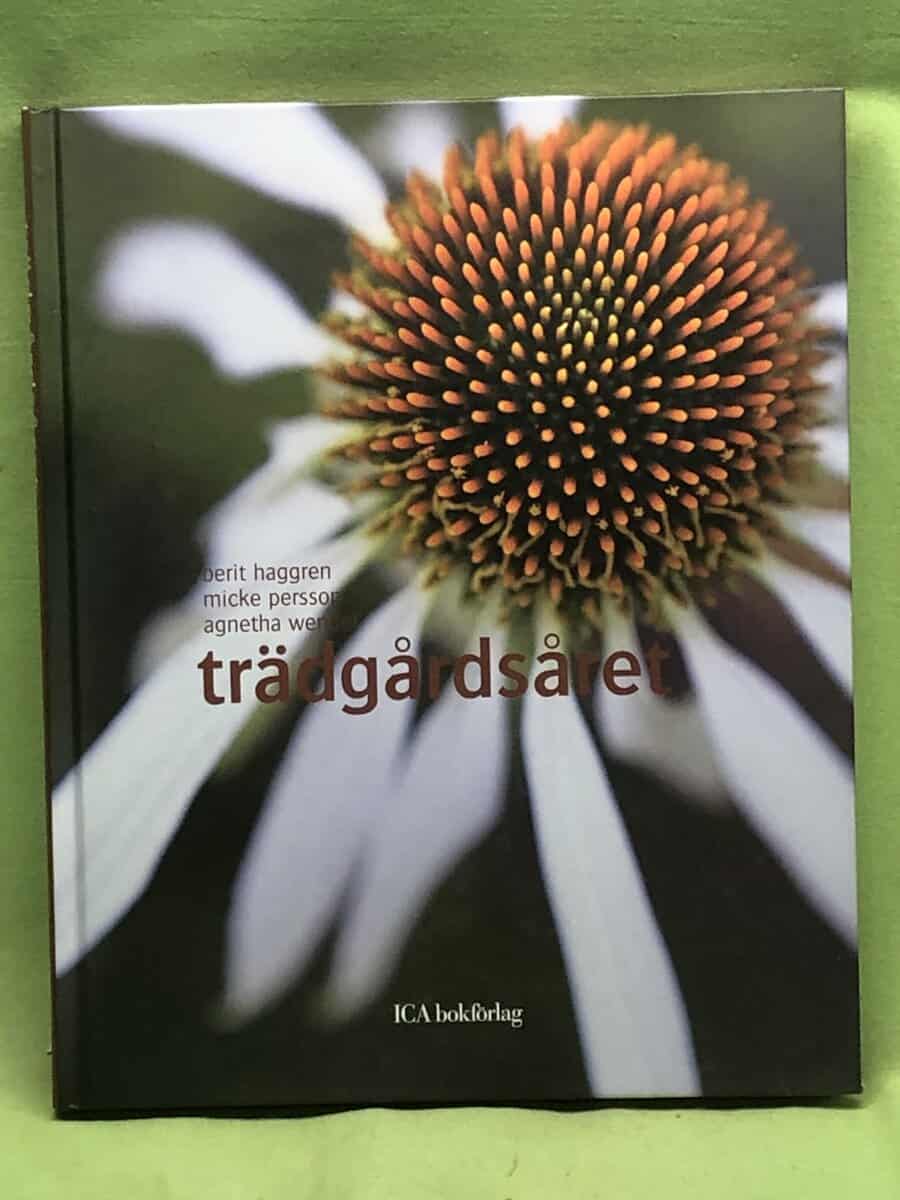 Berit Haggren : Trädgårdsåret