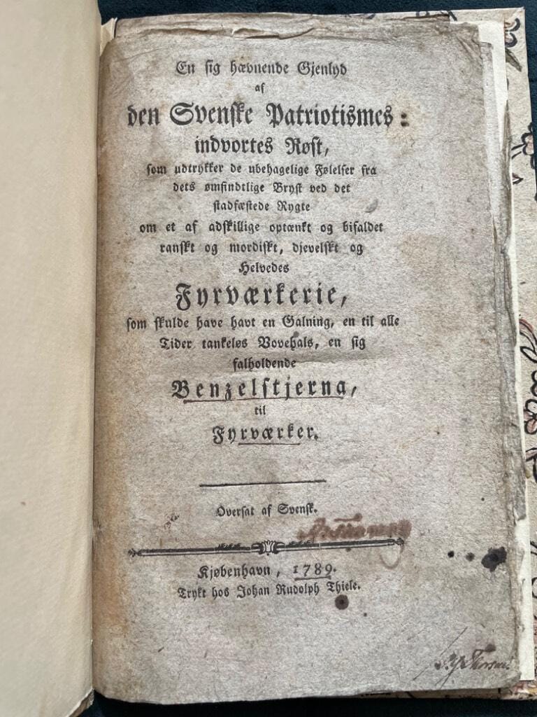 Carl Andreas Kierrulf : En sig hævnende gjenlyd af den svenske patriotismes indvortes røst, som udtrykker de ubehagelige følelser fra dets ømsindtlige bryst ved det stadsfæstede rygte om et af adskillige optænkt og bifaldet ranskt og mordiskt, djevelskt og helvedes fyrværkerie, som skulde have havt en galning, en til alle tider tankeløs vovehals, en sig falholdene Benzelstjerna til fyrværker. Oversat af svensk.