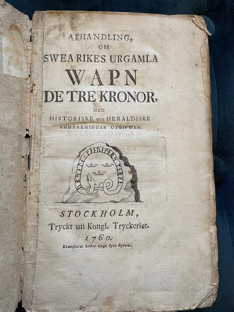 Carl Fredrik Uggla : Afhandling om Swea rikes urgamla wapn de tre kronor, med historiske och heraldiske anmärkningar utgifwen.