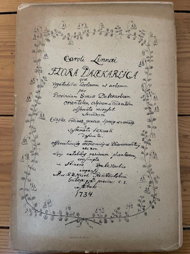 Carl von Linné : Caroli Linnaei opera hactenus inedita. Flora Dalekarlica. Ad verba Linnaei, propria manu scripta, accuratissime expressam curavit et commenationibus adjectis edidit Ewaldus Ährling.