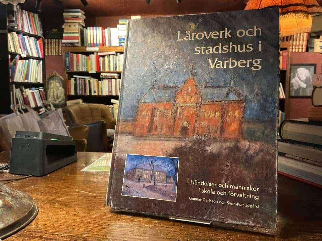 Carlsson, Gunnar ; Jögård, Sven-Ivar ; Varbergs fastighetsbolag : Läroverk och stadshus i Varberg