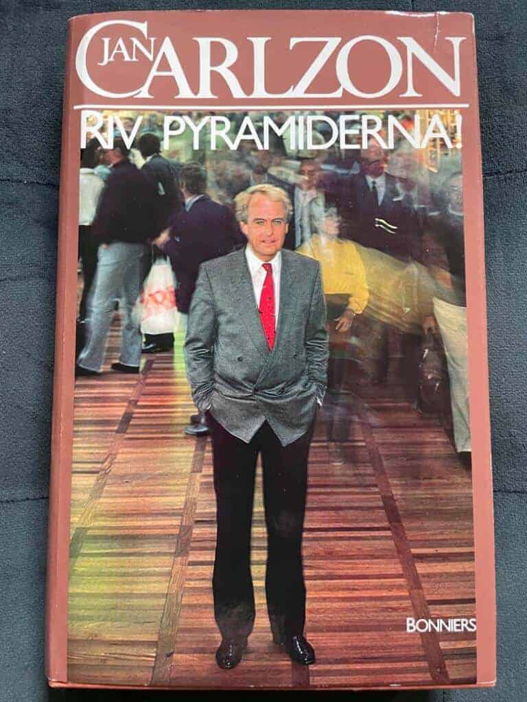 Carlzon, Jan ; Lagerström, Tomas : Riv pyramiderna!