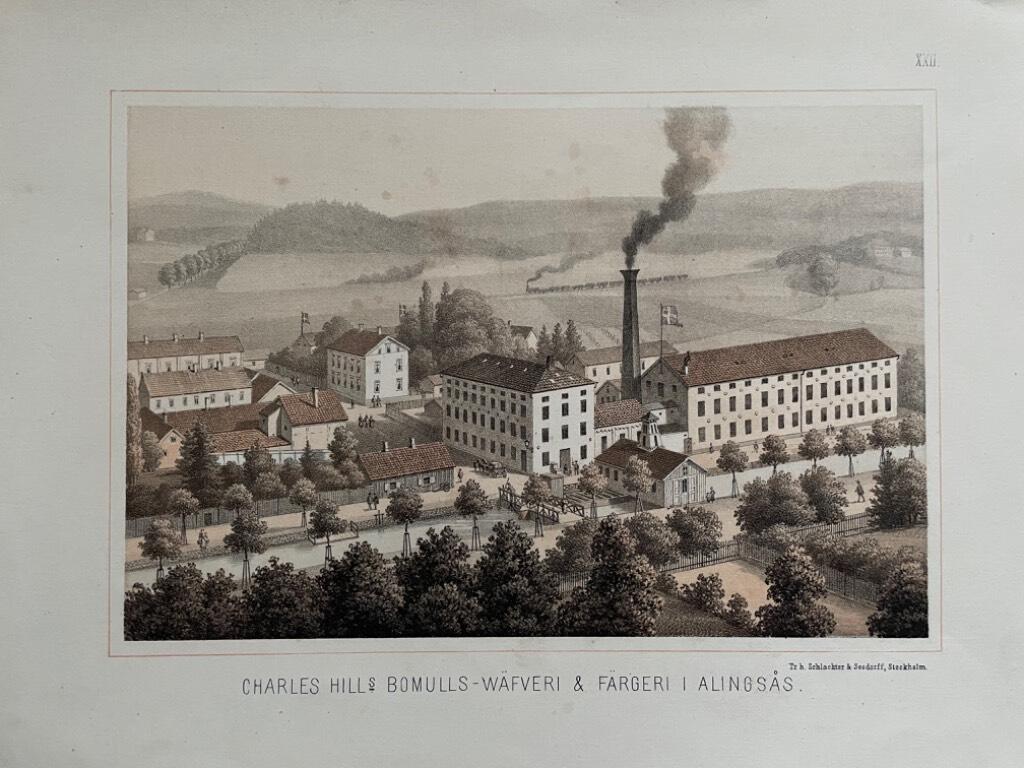 Charles Hills Bomulls-Wäfveri & Färgeri i Alingsås. [Färglitograferad plansch (29 x 23 cm) ur verket Sveriges industriella etablissementer av Gustaf Pabst ca. 1870].