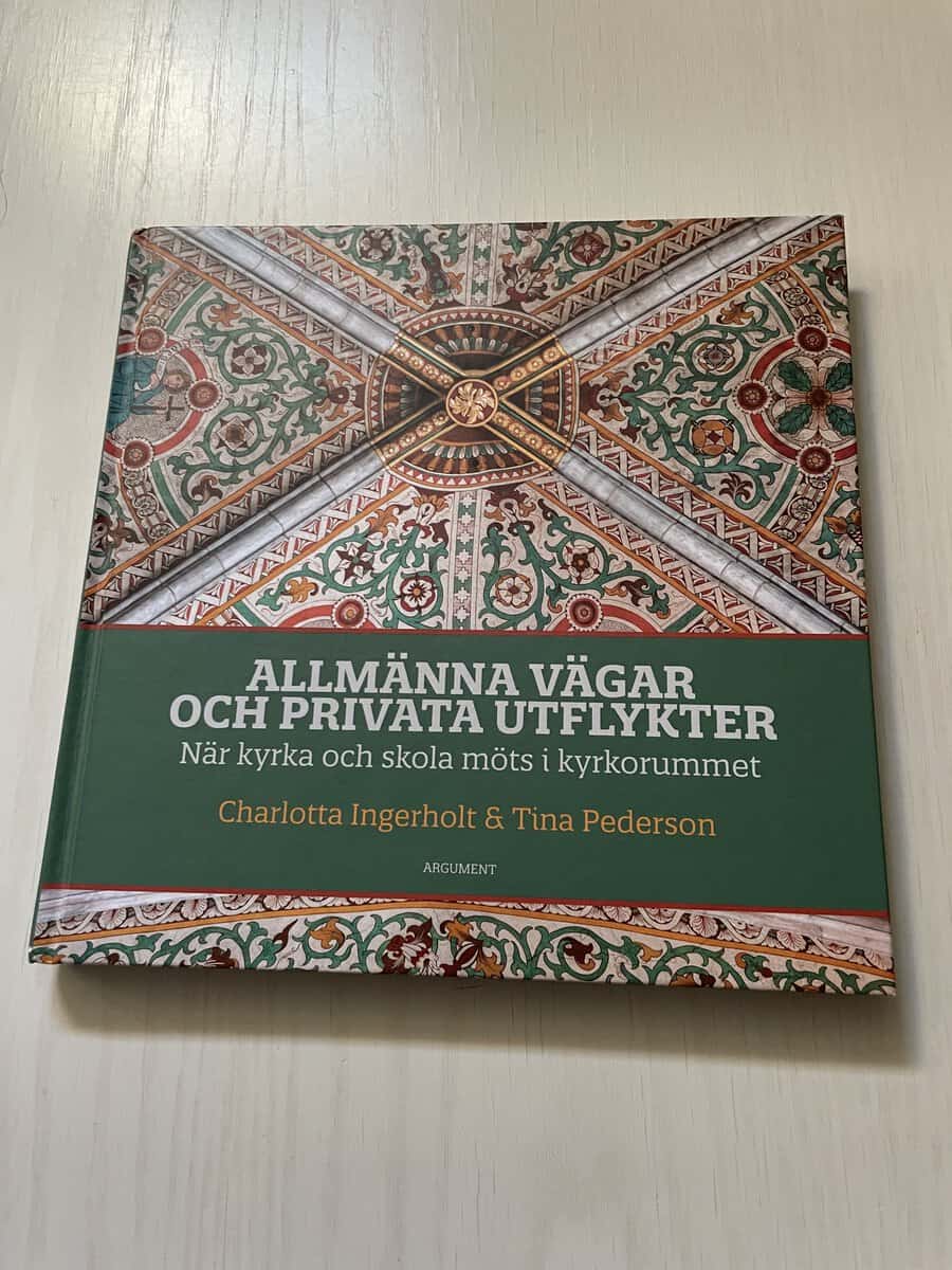 Ingerholt, Charlotta, Pederson, Tina : Allmänna vägar och privata utflykter när kyrka och skola möts i kyrkorummet