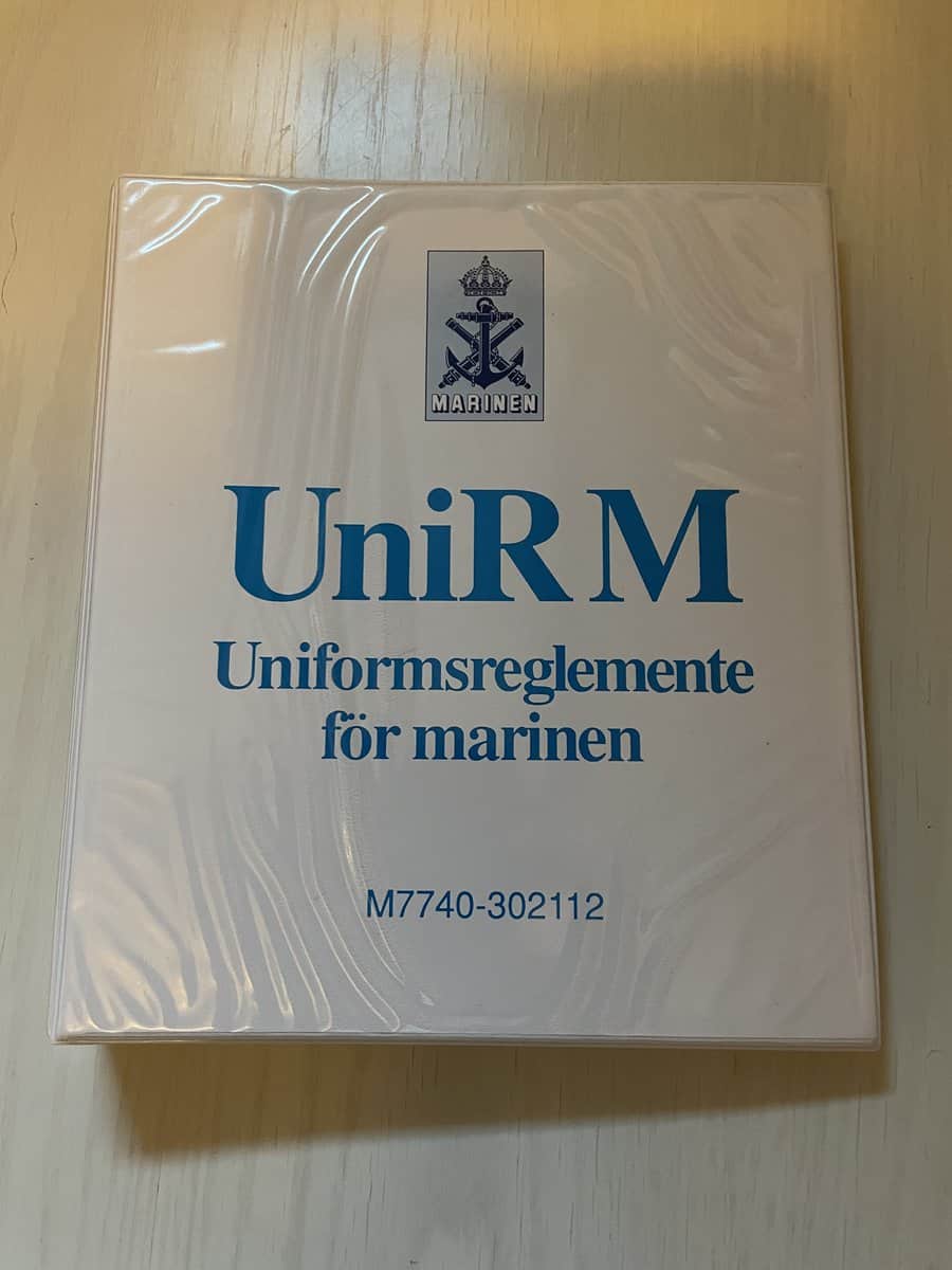 Chefen för Marinen : UniRM - Unifromsreglemente för Marinen M7740-302112