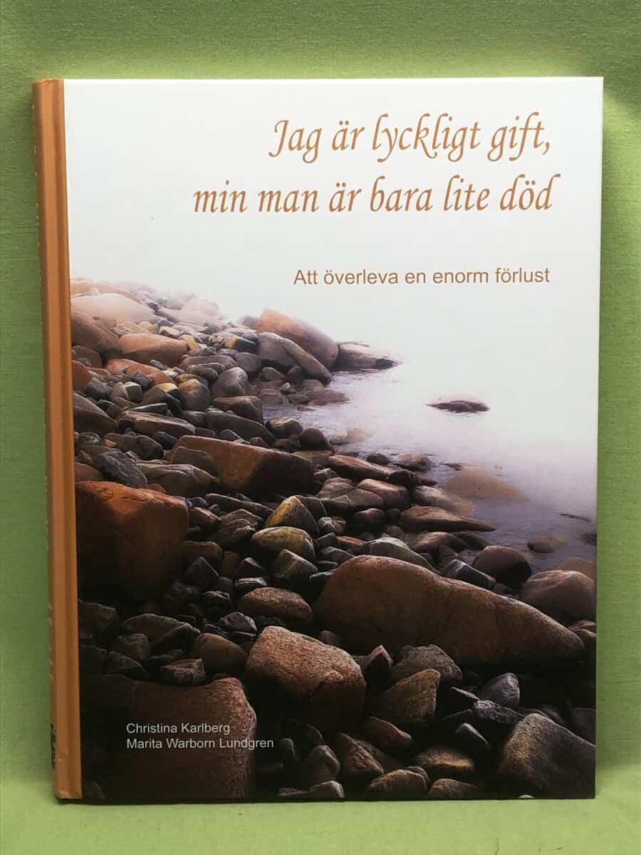 Christina Karlberg ; Marita Warborn Lundgren : Jag är lyckligt gift, min man är bara lite död