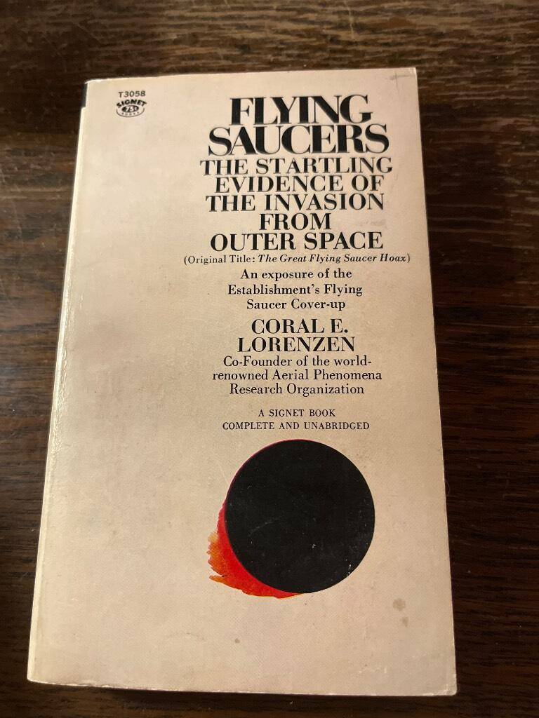 Coral E. Lorenzen : Flying Saucers