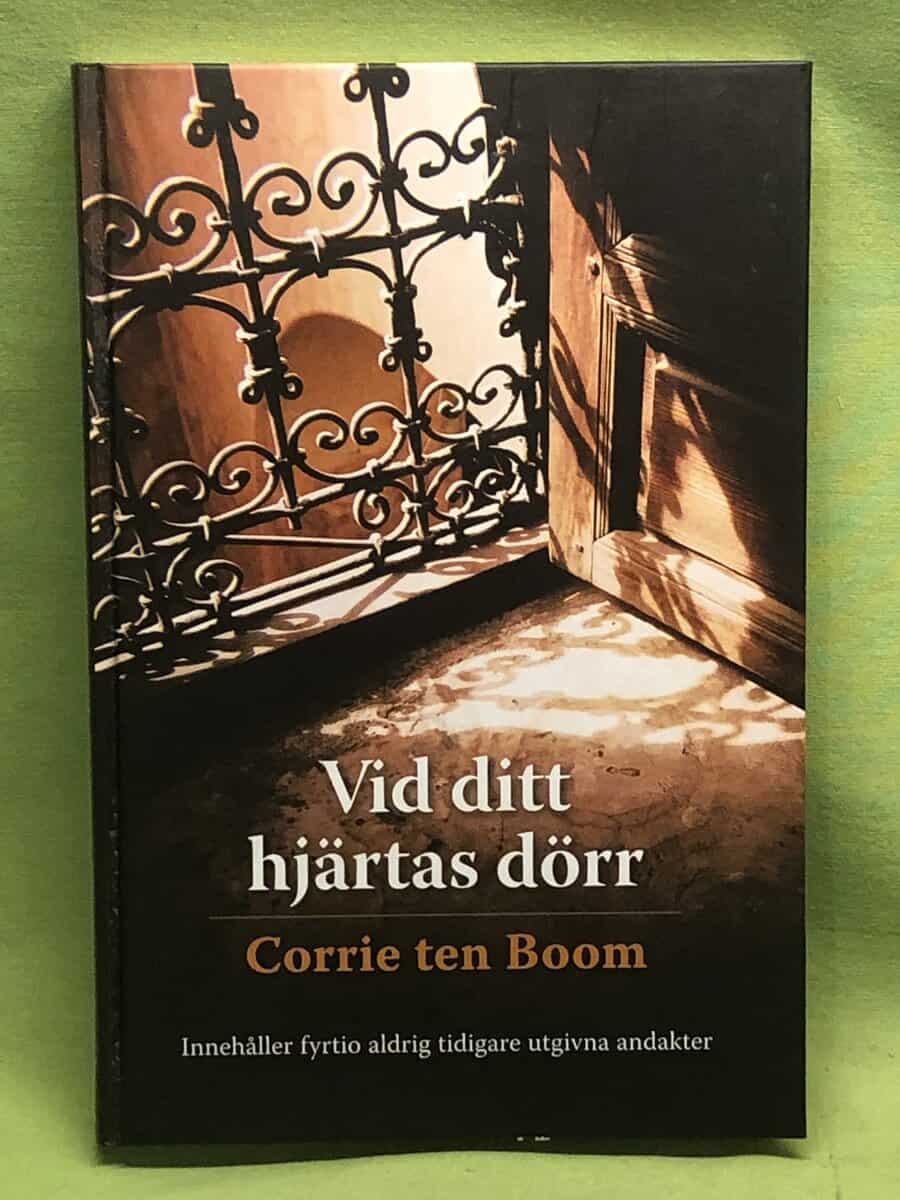 Corrie Ten Boom : Vid ditt hjärtas dörr 40 aldrig tidigare publicerade andakter