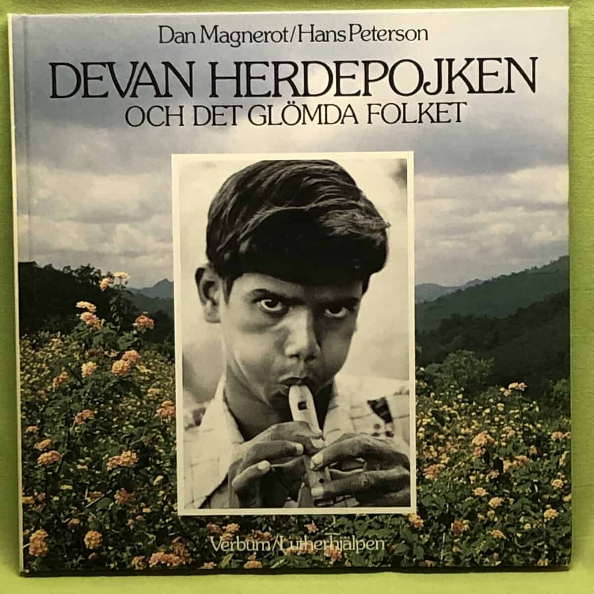 Dan Magnerot : Devan herdepojken och det glömda folket