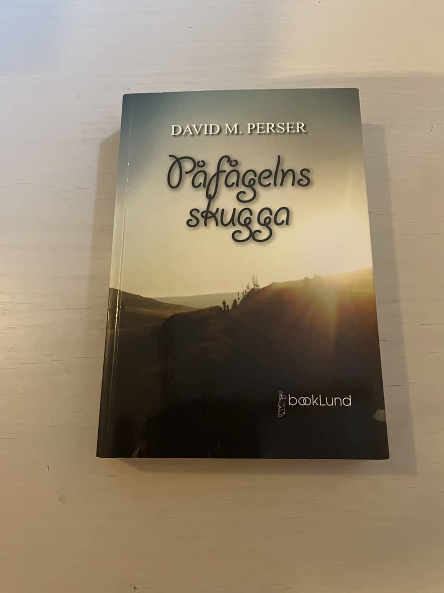 David M. Perser : Påfågelns skugga