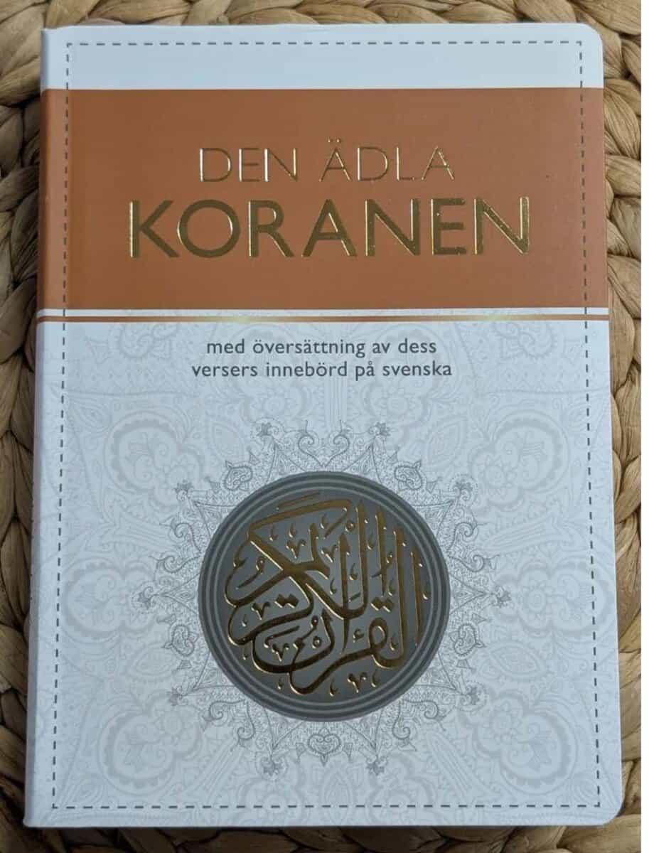 Den ädla Koranen med översättning av dess versers innebörd på svenska