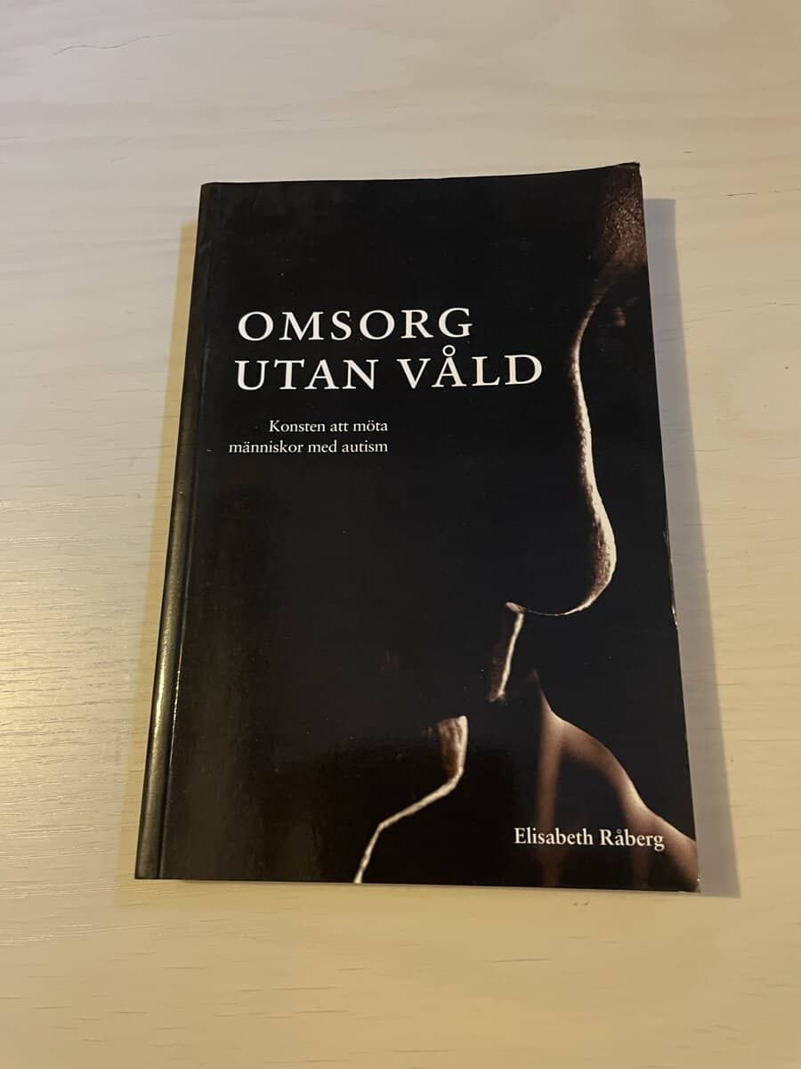 Elisabeth Råberg : Omsorg utan våld konsten att möta människor med autism