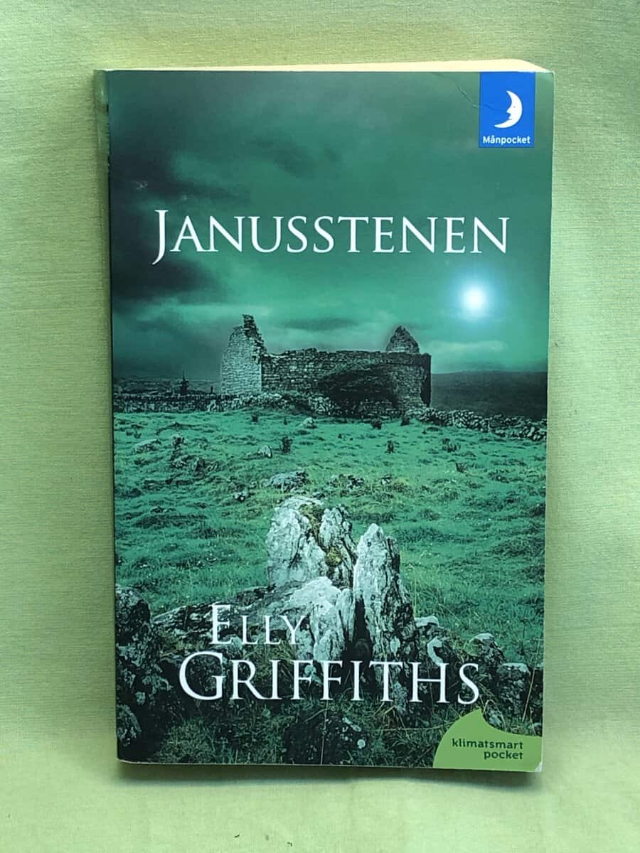 Elly Griffiths : Berättelsen om Ruth Galloway del 2 - Janusstenen