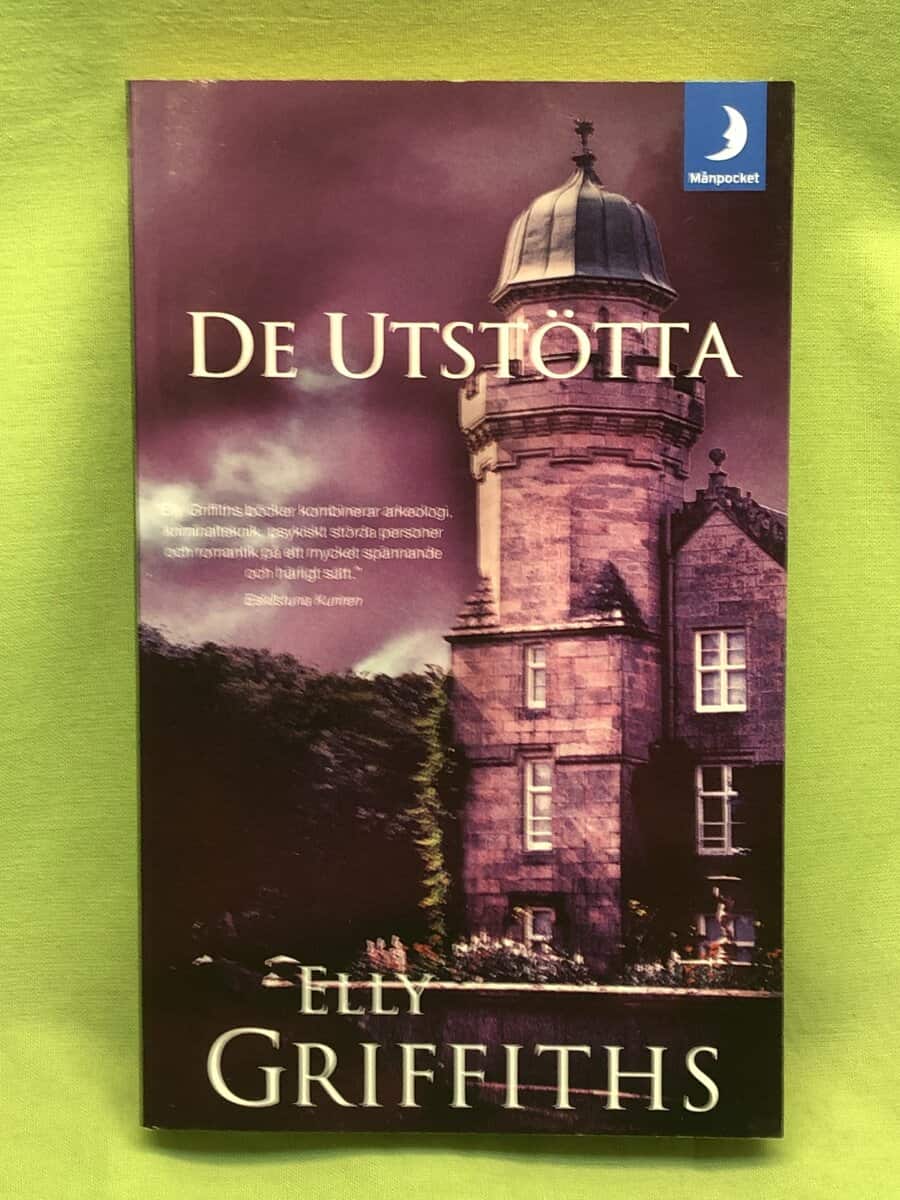 Elly Griffiths : De utstötta