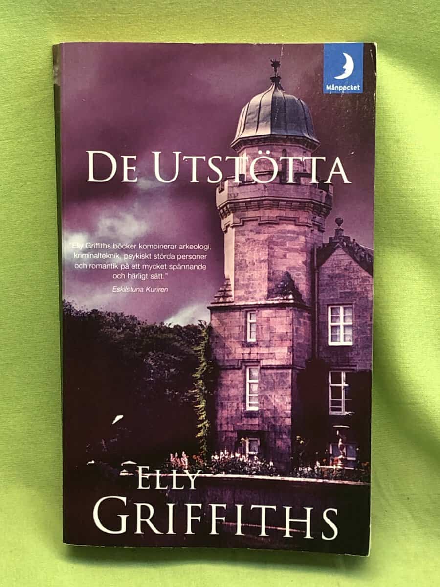 Elly Griffiths : De utstötta