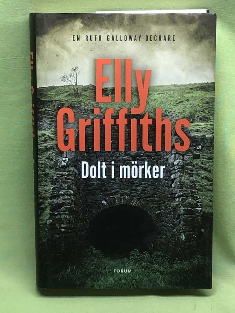 Elly Griffiths : Dolt i mörker