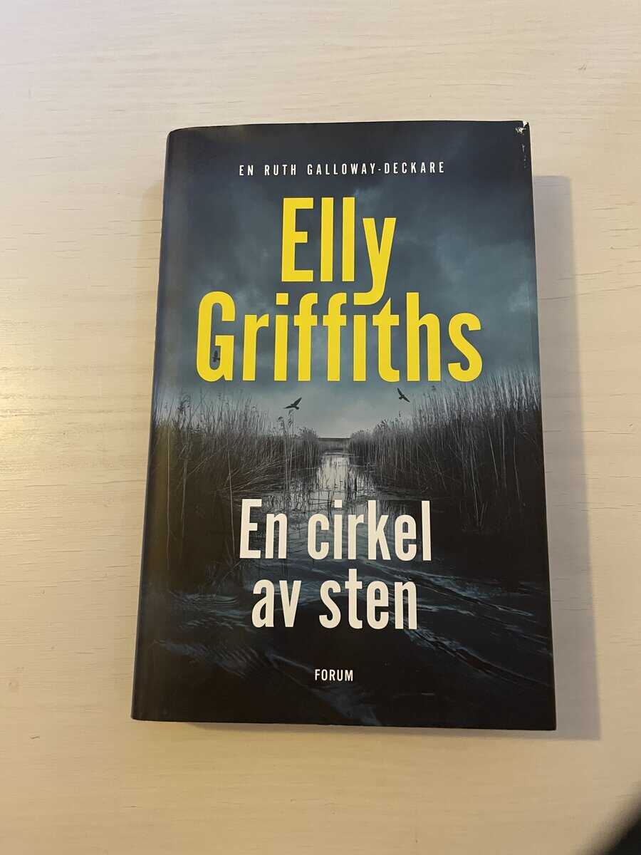 Elly Griffiths : En cirkel av sten
