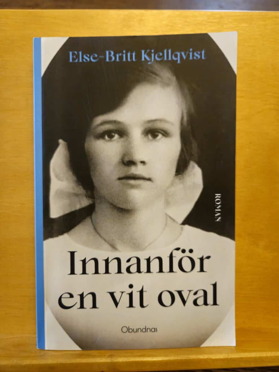 Else-Britt Kjellqvist : Innanför en vit oval