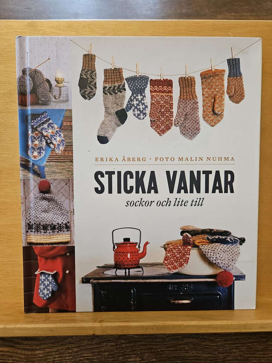 Erika Åberg : Sticka vantar, sockor och lite till