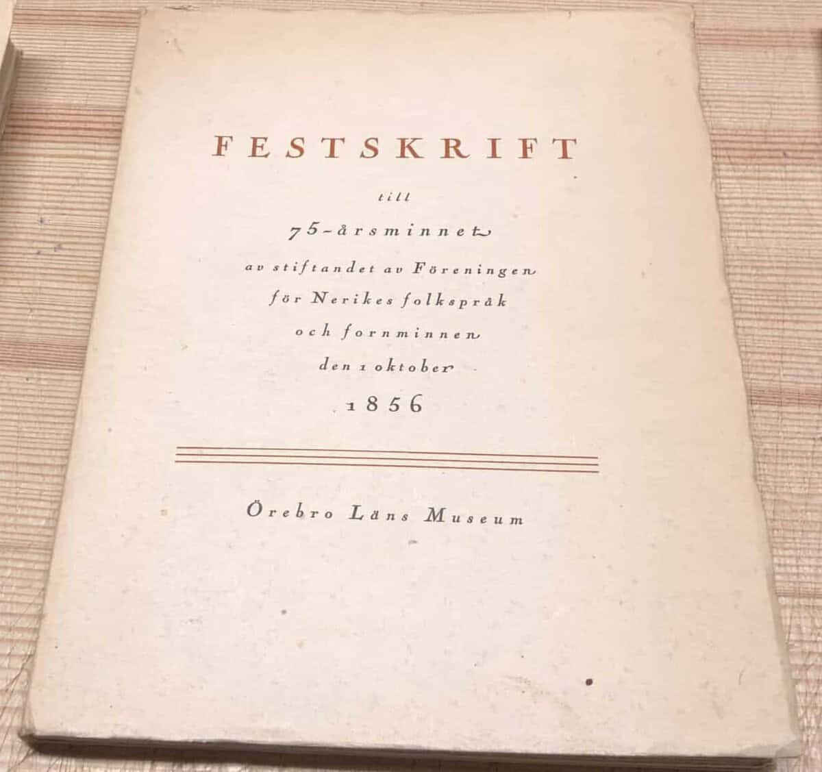 Festskift utgiven av Föreningen Örebro läns Museum till 75-årsminnet av stiftandet av Föreningen för Nerikes folkspråk och fornminnen den 1 oktober 1856