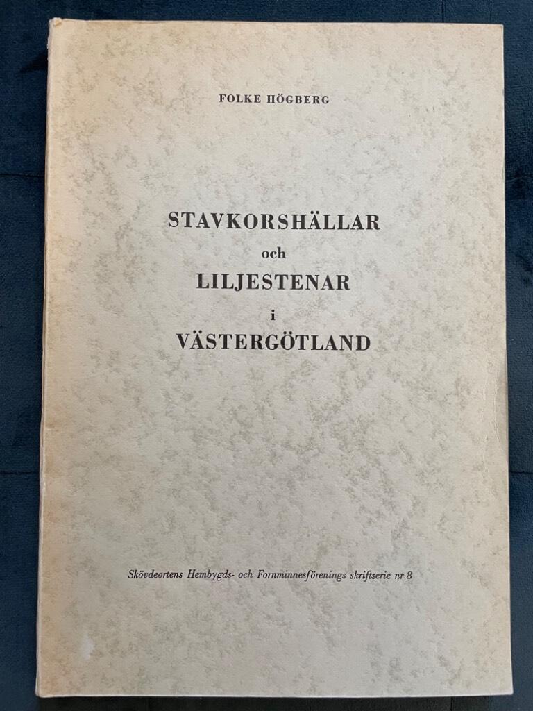 Folke Högberg : Stavkorshällar och liljestenar i Västergötland