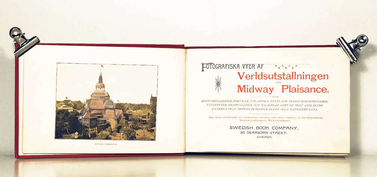 Fotografiska vyer af Verldsutställningen och Midway Plaisance. Hufvudbyggnader, portaler, utlandska, stats- och territorialbyggnader, vattenvyer, bildhuggerier och malningar samt de mest anslående scenerna fran Midway Plaisance eller alla nationers gata. Den mest omfattande och fullkomliga samling, som ännu utgifvits, af den Columbiska verldsutställningens märkvärdigheter