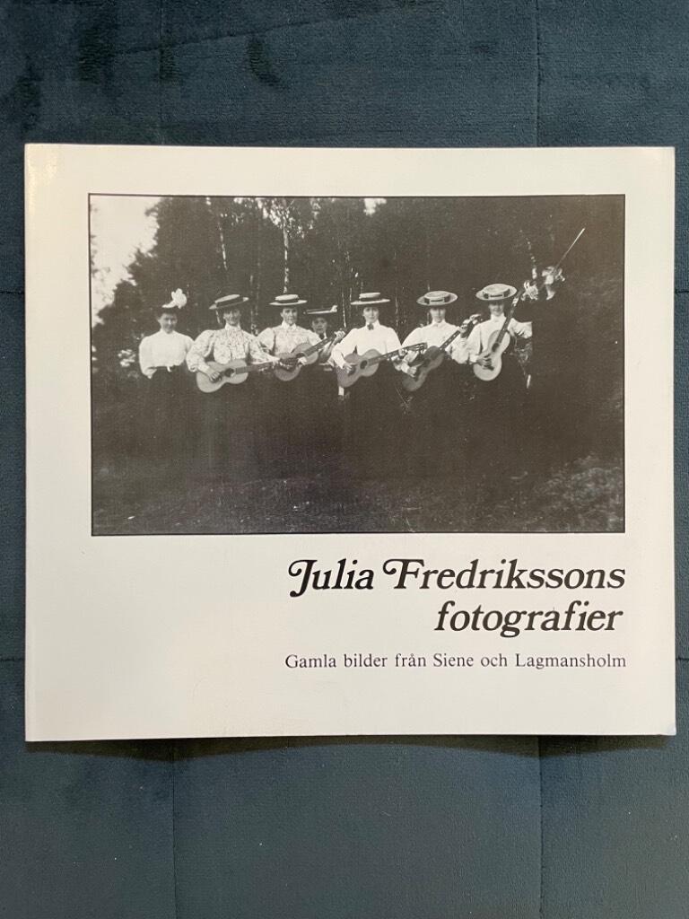Fredriksson Julia ; Carlsson, Åke (utg). : Julia Fredrikssons fotografier. Gamla bilder från Siene och Lagmanskolan.