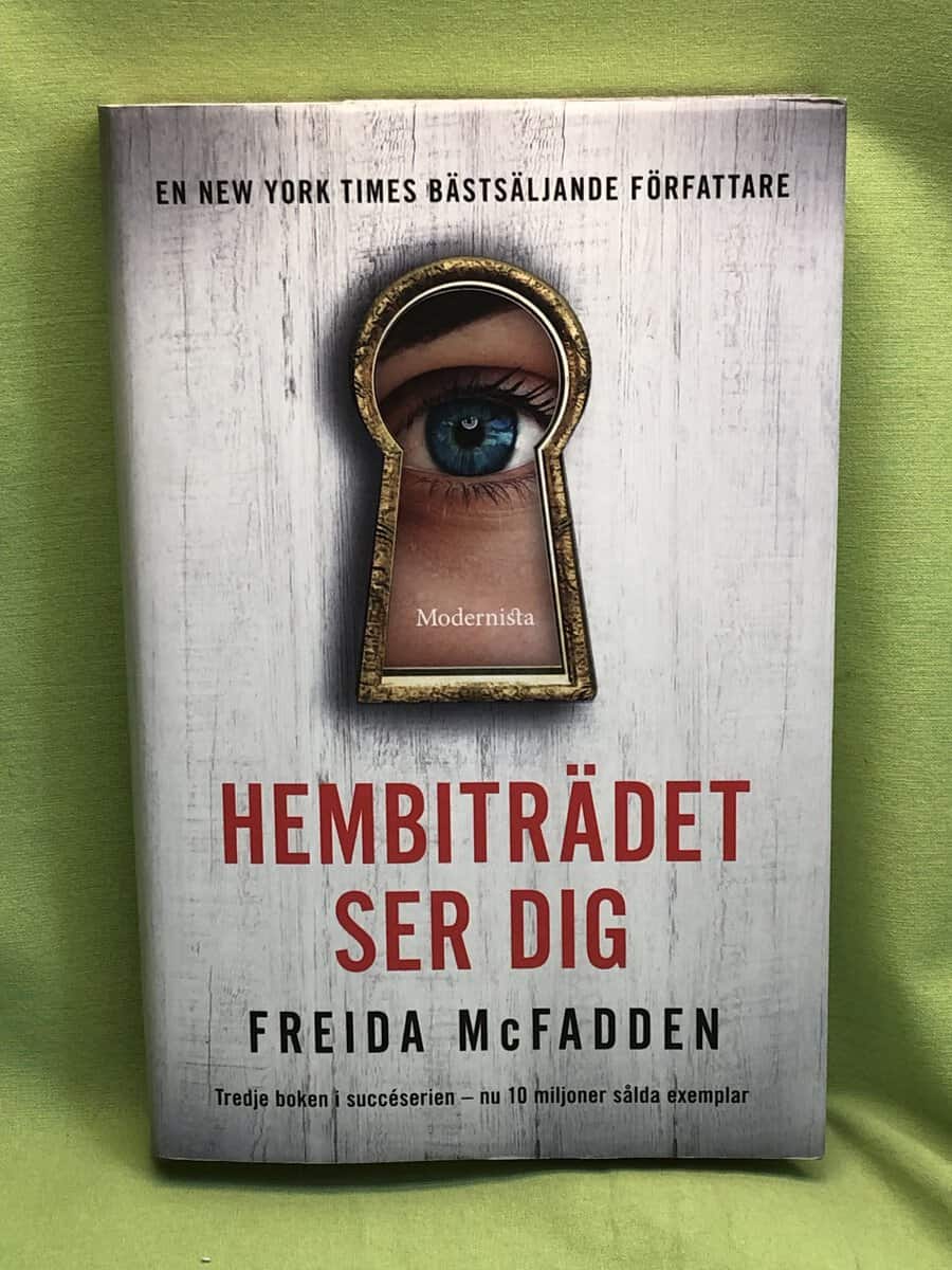 Freida McFadden : Hembiträdet ser dig