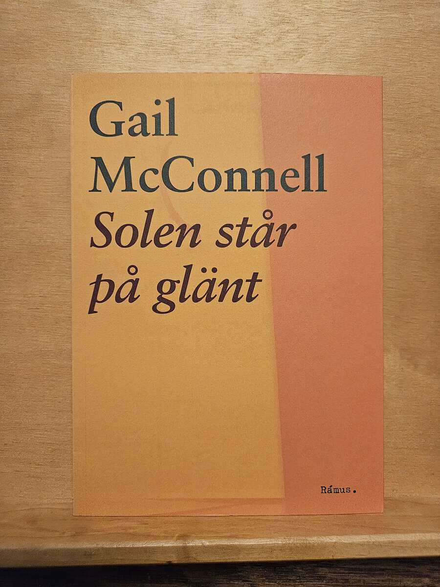 Gail McConnell : Solen står på glänt