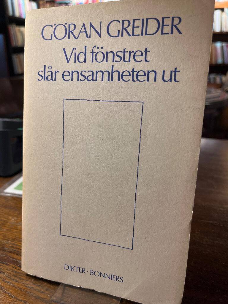 Göran Greider : Vid fönstret slår ensamheten ut
