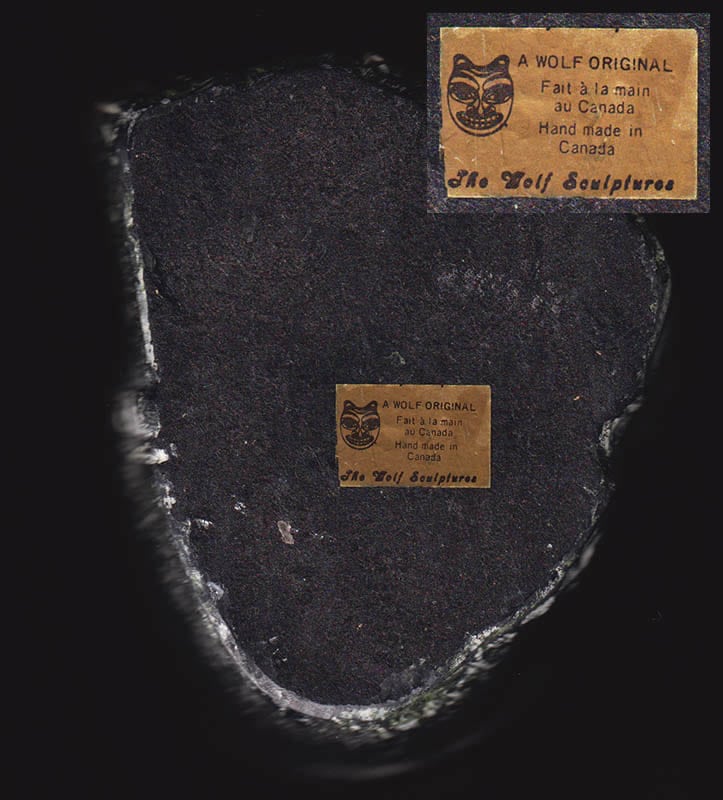 [Grönland ; Skulptur] : SKULPTUR, täljsten, inuitkvinna med barn på ryggen och vilande hund. Formgjuten i ett täljstensliknande (soapstone) material (turistsouvenir från andra hälften av 1900-talet)