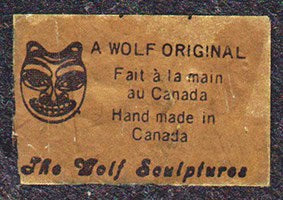 [Grönland ; Skulptur] : SKULPTUR, täljsten, inuitkvinna med barn på ryggen och vilande hund. Formgjuten i ett täljstensliknande (soapstone) material (turistsouvenir från andra hälften av 1900-talet)