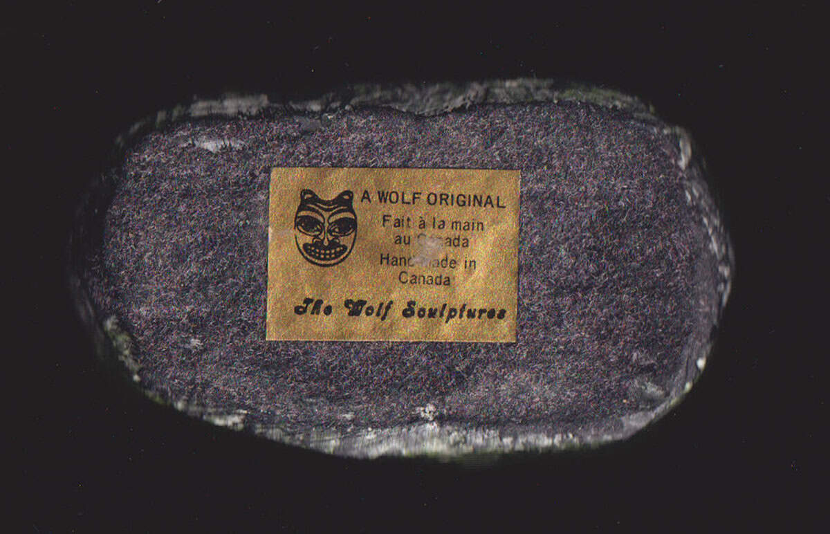 [Grönland ; Skulptur] : SKULPTUR, täljsten, inuitpar med blombukett. Formgjuten i ett täljstensliknande (soapstone) material (turistsouvenir från andra hälften av 1900-talet)