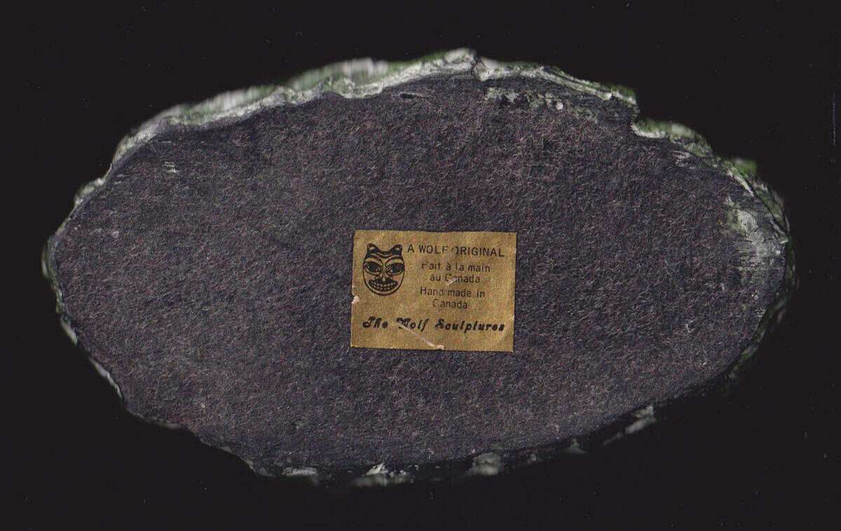 [Grönland ; Skulptur] : SKULPTUR, täljsten, inuitpar omfamnades i kajaker. Formgjuten i ett täljstensliknande (soapstone) material (turistsouvenir från andra hälften av 1900-talet)