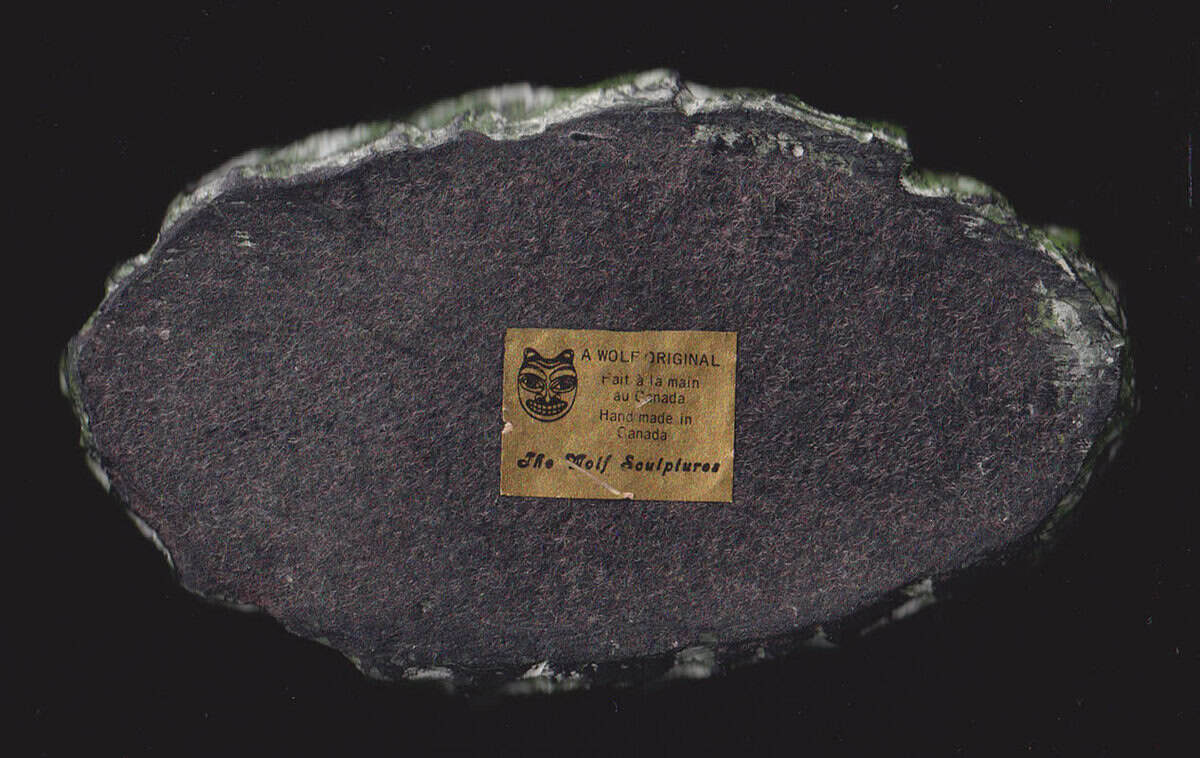 [Grönland ; Skulptur] : SKULPTUR, täljsten, inuitpar omfamnades i kajaker. Formgjuten i ett täljstensliknande (soapstone) material (turistsouvenir från andra hälften av 1900-talet)