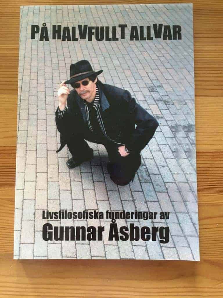 Gunnar Åsberg : På halvfullt allvar