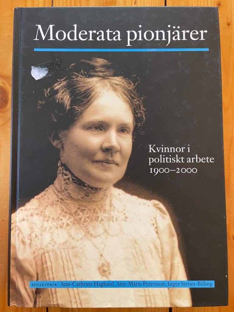 Haglund, Ann-Cathrine ; Petersson, Ann-Marie ; Ström-Billing, Inger ; Sällskapet för moderata kvinnors historia : Moderata pionjärer