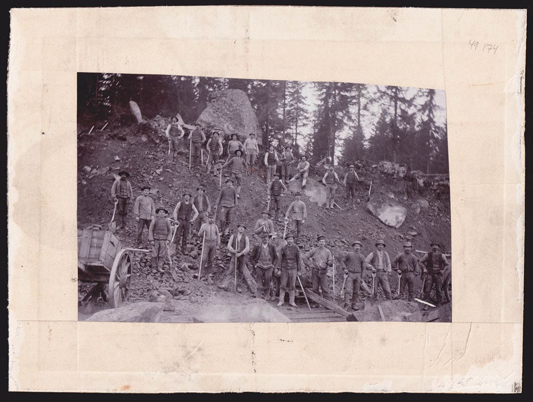 [Herkulesfontänen ; originalfotografi ; militärer] : Originalfotografi med med 10 militärer taget framför Herkulesfontänen med bronsfigurer av Adriaen de Vries, Drottningholms slottspark