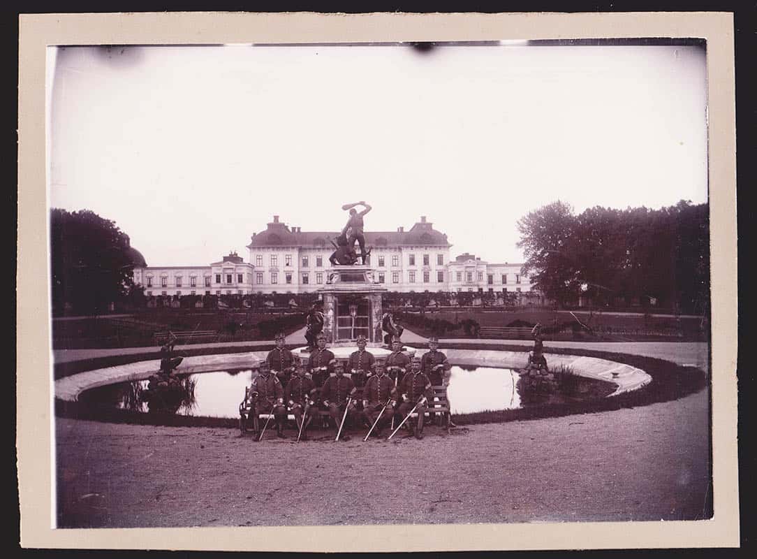[Herkulesfontänen ; originalfotografi ; militärer] : Originalfotografi med med 10 militärer taget framför Herkulesfontänen med bronsfigurer av Adriaen de Vries, Drottningholms slottspark