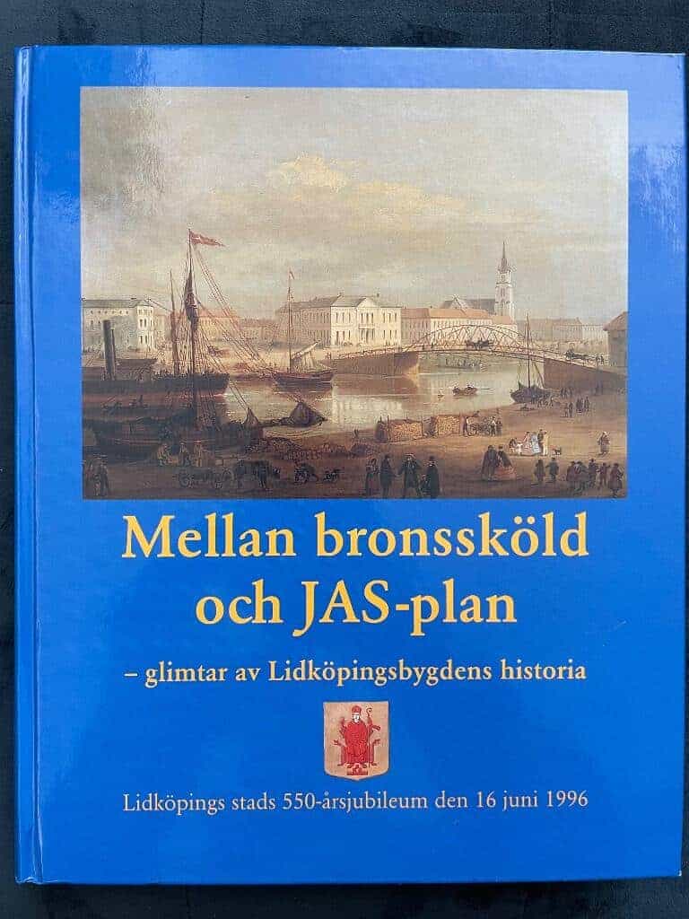 Holmström, Erik ; Adrell, Robert ; Fabiansson, Ulf ; Martinsson, Anders ; Vänermuseet : Mellan bronssköld och JAS-plan