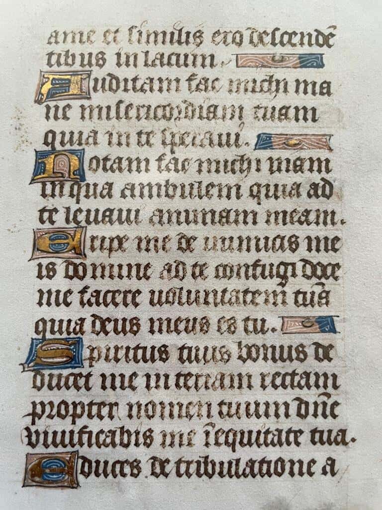 Inramat illuminerat pergamentblad ur bönbok. 1400-tal