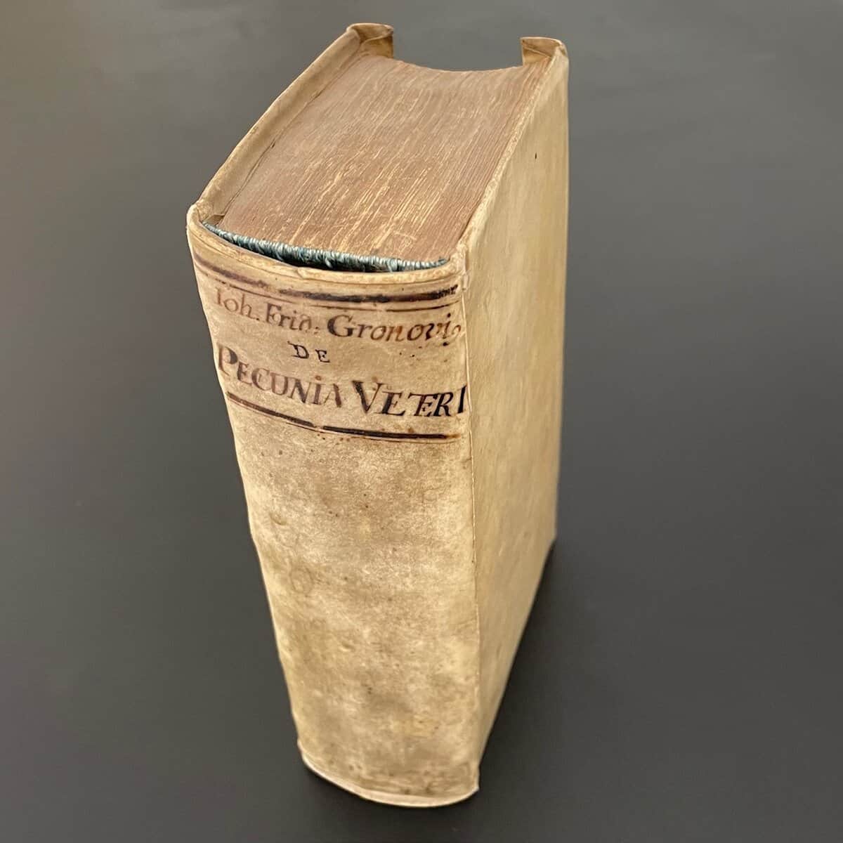 J. F. GRONOVIUS : De sestertiis seu subsecivorum pecuniæ veteris Græcæ & Romanæ libri IV. Accesserunt L. Volsius Mæcianus IC & Balbus Mensor de Asse; item Pascasii Grosippi Tabulæ nummariæ.