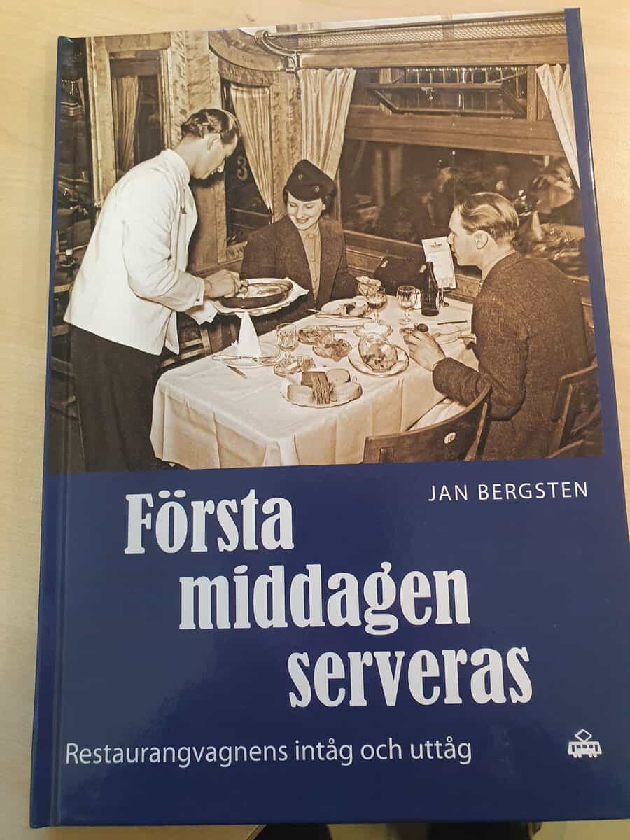 Jan Bergsten : Första middagen serveras : restaurangvagnens intåg och uttåg.